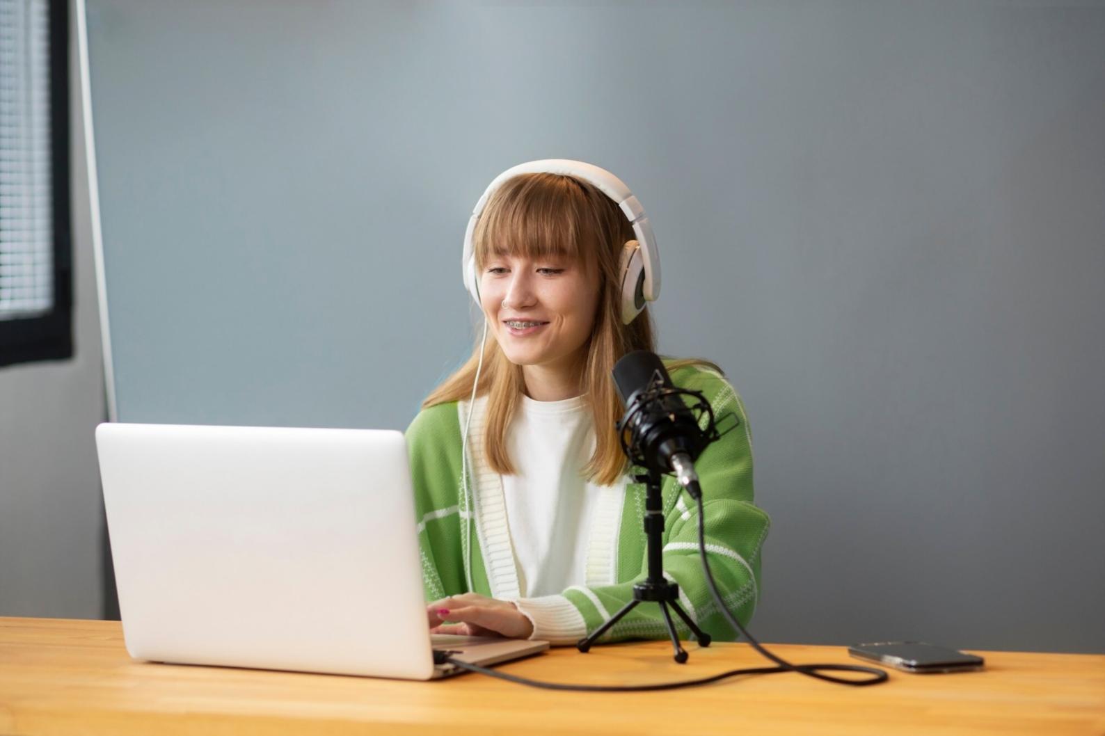 Participant en train d'analyser des données budgétaires lors d'une session pratique