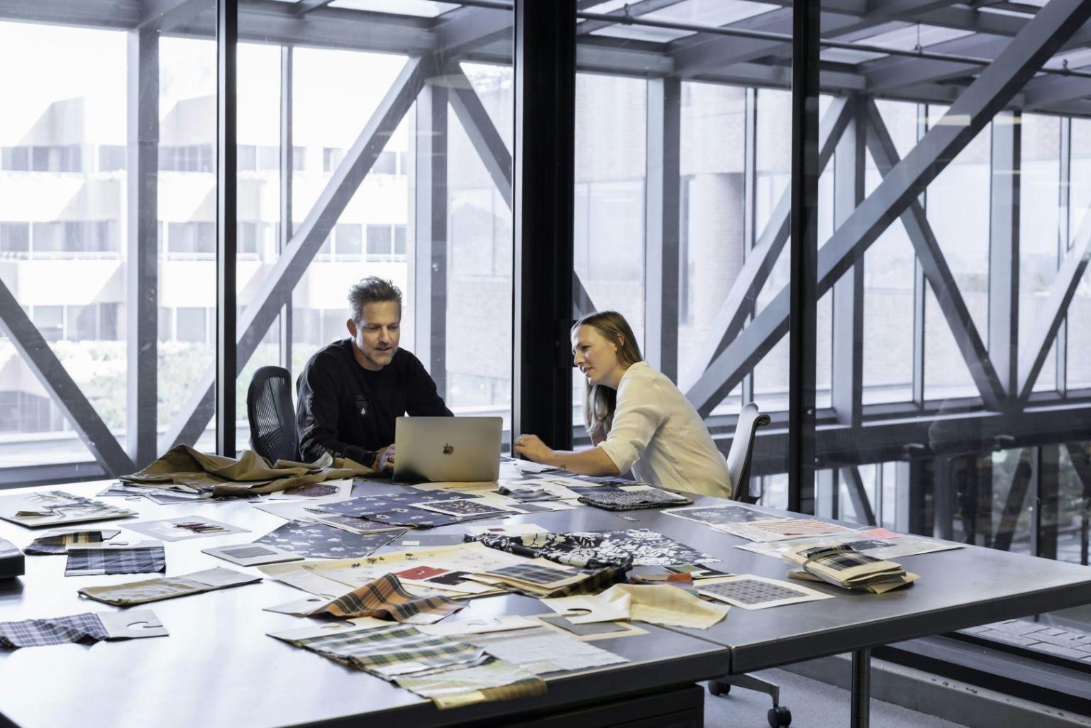 Environnement professionnel illustrant la planification budgétaire opérationnelle