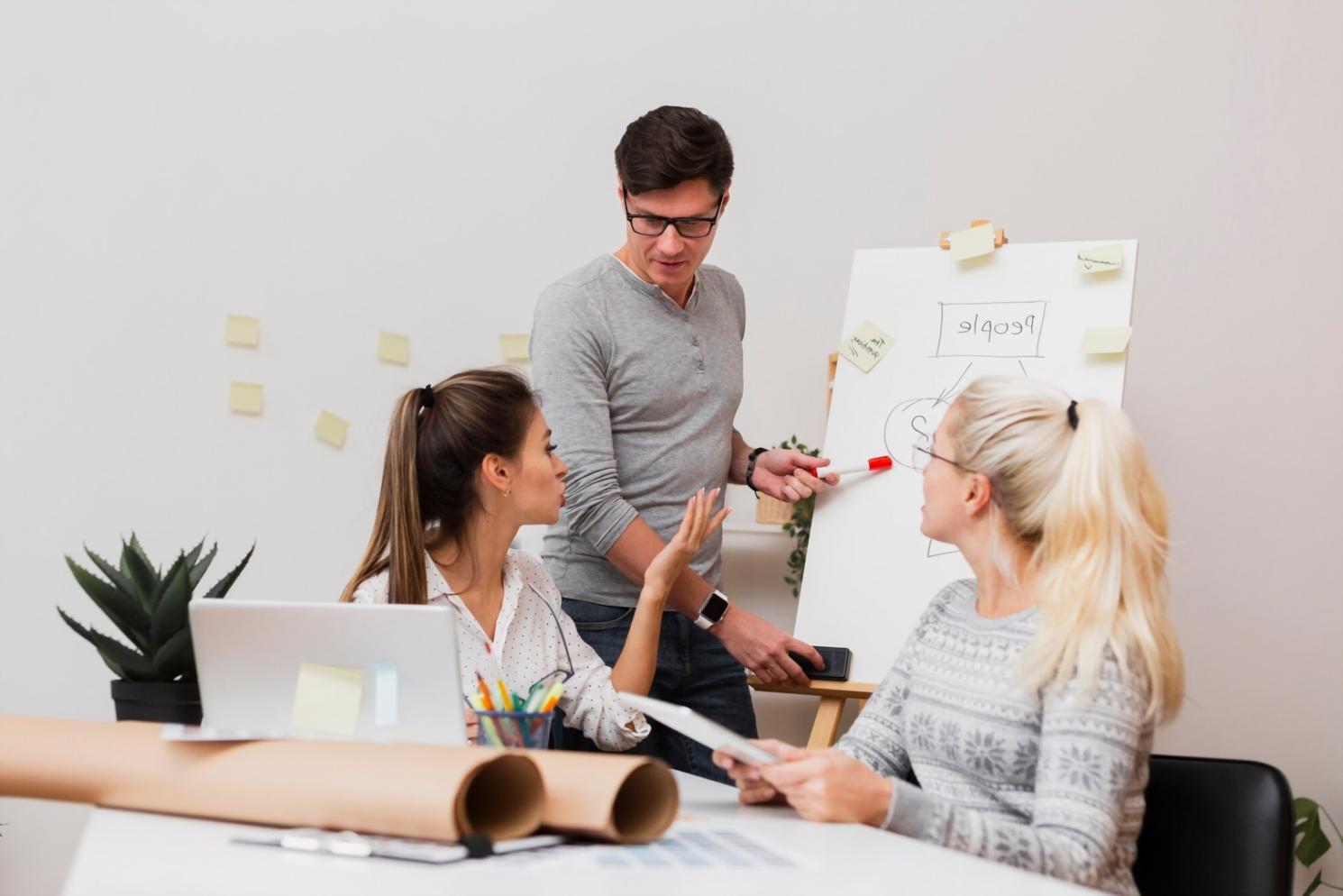 Équipe travaillant sur des analyses budgétaires détaillées